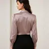 Producto de moda de comercio exterior: una camisa ligera, lujosa, de cuello en V, de un solo botón, con mangas tipo linterna, confeccionada en un tejido satinado fluido y brillante, perfecta para un look chic y profesional
