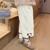 Calça de fleece forrada estilo coreano para meninas com barra curva, nova coleção outono/inverno 2026, calça casual moderna e estilosa para meninas pequenas