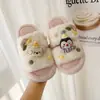 Bonitas pantuflas de algodón para mujer, nuevo estilo de invierno 2026, con suela gruesa, cálidas, esponjosas y antideslizantes, adecuadas para usar tanto en interiores como en exteriores.