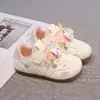 Tênis infantil, unissex, nova coleção outono 2026, sapatos casuais respiráveis com fechos de velcro, estilo coreano, tênis leves para corrida, tênis brancos