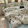 Conjunto de Quatro Peças de Fio de Algodão Puffy Classe A 2026 Lençol de Cama e Capa de Edredom de Fio de Camada Dupla para Mãe e Bebê Conjunto de Três Peças para Dormitório Estudantil Cama Elástica 4