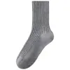 Calcetines de lana de rayas verticales para hombre, engrosados para el calor del invierno, diseño sin costuras para mayor comodidad, colores tierra, duraderos y diseñados para mantener los pies calientes