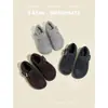 Zapatos casuales cálidos de lana para mujer 2026 otoño e invierno de cobertura total con suela gruesa zapatos de un solo color botas de nieve zapatos casuales de algodón de cobertura total grises