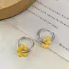Pendientes de gota de aceite crema flor de cinco pétalos hueca estilo ins frescos y dulces color flor dopamina joyería de oreja nicho