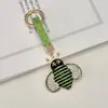 Llavero de aleación transfronterizo creativo y adorable con adornos de diamantes, con un diseño de abeja pequeña, un accesorio de alta gama y lujoso para bolsos y llaves de coche