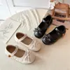 Zapatos Pequeños de Piel para Niñas con Lazo 2026 Otoño Nuevas Llegadas Zapatos Casuales para Bebés Niñas Niños Pequeños Dulces y Bebés Zapatos de Una Sola Pieza de Princesa