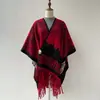 Xale Atmosférico Preto e Vermelho com Franjas Retro Outono e Inverno Versátil Capa com Fenda Imitação de Caxemira Quente Roupa de Fora Manto Dois em Um