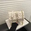 Bolso texturizado al por mayor para mujer, nuevo modelo primavera 2026, bolso de hombro acolchado con flecos, bolso cruzado con cadena