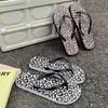 Chinelos estampados de leopardo, chinelos de verão antiderrapantes, novo modelo 2026, resistentes ao desgaste, adequados para uso externo na praia, sandálias femininas