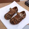 Zapatos pequeños de cuero para niña, estilo retro coreano 2026, Mary Janes planos de gamuza con diseño de una sola tira, suela suave, estilo piel de cerdo