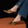 Sapatos de veludo de salto alto retrô estilo coreano para mulheres, novo modelo de outono 2026, novos tamancos chineses com lantejoulas para combinar com saias