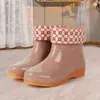Botas de chuva femininas da moda para adultos para a estação chuvosa, antiderrapantes, impermeáveis, adequadas para uso em lavanderia e cozinha, de cano curto, com sola grossa, adequadas para todas as estações