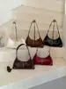 Bolsa retrô com estrelas para axila feminina, nova coleção 2026, com um design sofisticado e estiloso inspirado em motocicletas, adequada para ser carregada como bolsa de ombro, bolsa transversal ou bolsa de mão