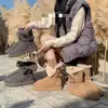 Botas de Neve Cinzas Femininas Cano Médio 2026 Inverno Novo Estilo Solado Grosso Aumenta Altura Engrossado Forrado com Veludo Quente Dobrável Sapatos de Algodão Nordeste