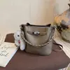 Bolsa de Ombro Transversal Estilo Preguiçoso Exquisito e Estiloso de Fronteira Nova Coleção Primavera 2025 Versátil Bolsa de Ombro Transversal Bolsa Bucket