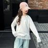 Camisa de base de encaje para niñas Primavera y otoño 2025 Nueva camiseta de primavera para niñas Camiseta de manga larga para niños Top blanco para todo tipo de combinaciones