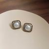 Pendientes antiguos metálicos estilo Hong Kong vintage para mujer, de perlas de alta gama, con un elegante diseño francés.