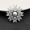 Broche Exquisito de Copo de Nieve con Microincrustaciones de Circonita de Gama Alta, Accesorio Elegante y Hermoso para Trajes y Abrigos de Mujer