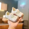 Novos Sapatos de Couro para Bebê Primavera 2026 Tênis Respiráveis de Malha para Meninos Sapatos de Treinamento Versáteis da Moda para Meninas