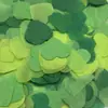 Papel Picado Colorido em Formato de Coração é Usado para Criar uma Atmosfera Romântica em Cenas de Casamento e Ocasiões de Declaração