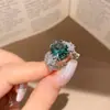 Anillo geométrico de circonita de lujo ligero estilo francés con un diseño único, versátil y elegante, adecuado para el dedo índice, anillo para mujer de alta gama y exquisito