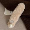 Nueva horquilla de pelo de alta gama con clip de perla de peluche de Corea del Sur y diamantes de imitación, sencilla y combinable con todo.