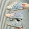 Zapatillas casuales cómodas para niñas, nueva colección otoño 2026, diseño de encaje de lunares, estilo coreano, con cierres de velcro, adecuadas para usar en interiores