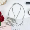 Bolsa Quadrada Pequena com Corrente de Contas com Toque Artesanal Bolsa Transversal de Pérolas Popular Acessório Feminino Simples e Moderno
