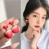 Pendientes de Fresa Artificial Roja Dulces Lindos Japoneses Pendientes de Fruta Elegantes de Alta Gama Pendientes Versátiles para Mujer
