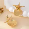 Un Par de Pendientes de Mujer Estilo Playa con Estrellas de Mar y Conchas Cosidas, Exquisitos y Modernos para Vacaciones
