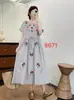 Vestido de Verão 2026 Estilo Japonês Bordado Floral Cintura Marcada Algodão Linho Solto Emagrecedor Comprimento Médio Vestido Evasê