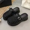 Sandálias de Rede com Bico Aberto e Solado Grosso, Slip-On, Estilo Verão 2026 Birkenstock Aumentadoras de Altura, Vazadas para Mulheres