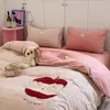 Juego de cuatro piezas de tela cepillada 100% algodón, diseño de patchwork bordado, diseño de manzana pequeña, sábana bajera de algodón puro, ropa de cama tamaño individual para dormitorios estudiantiles