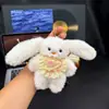 Pingente Criativo de Boneca Coelho de Pelúcia Fofa Barraca Coelho de Orelhas Longas que Faz Barulho Chaveiro Pingente de Bolsa