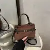 Novo Item de Moda de Comércio Exterior Transfronteiriço, Mesmo Estilo que Celebridades da Internet, Versátil Bolsa de Mão e Bolsa de Ombro com Design Retrô de Camurça