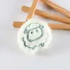 Nuevo Lindo Muñeco de Peluche de Oveja Pequeña Broche Peluche Chica Colgante para Bolsa de Cumpleaños Joyería Hecha a Mano Accesorios