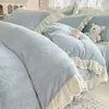 Conjunto de cama de quatro peças estilo princesa de inverno bordado em veludo de leite com renda, capa de edredom em veludo coral e lençol de cama de veludo