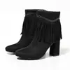 Botas femininas de veludo fosco europeu e americano com franjas e salto alto grosso, zíper lateral, bico fino versátil e estiloso, selecionadas cuidadosamente em estoque para atacado.
