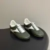 Zapatillas de entrenamiento retro alemanas de cuero genuino brillante, estilo para parejas, con detalles de franja lateral y suela de goma, un diseño versátil