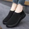 Zapatos transpirables para hombre y mujer, nuevos, ligeros, suela suave, malla, deportivos casuales, para correr, tejido volador, para viajar, hombres y mujeres, 35-46