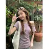 Camiseta Amarela Dopamina Manga Curta com Ombro Caído para Mulheres Verão 2025 Novo Estilo Super Bonita Única Linda Top Ombro a Ombro