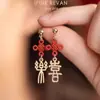 Nuevos Pendientes de Tachuela de Pony Rojo Perla para Mujer, Estilo Caliente Otoño/Invierno 2026, Diseño Único de Nicho con un Toque de Lujo, Pendientes de Lujo Ligero