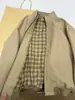 Chaqueta Harrington Cremallera Beige Oscuro para Hombre Primavera/Otoño Fresca Elegante Ajuste de Alta Gama Hombro Normal Chaqueta de Béisbol Top para Exteriores