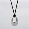 Corrente para Suéter com Corda Preta e Aço Titânio, Pingente Oval em Forma de Gota, Design Tridimensional Nicho, Colar Fashion Redondo Puxável para Mulheres Que Não Desbota