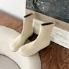 Botas finas elásticas planas estilo britânico de 1 cm, novo modelo outono e inverno 2026, botas curtas versáteis slip-on de bico redondo para mulheres