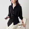 Foto Real da Silhueta Cruzada 2025 Primavera & Outono Novo Estilo Azul Lago, Blusa Fina Damasco para Mulheres, Camisa com Botões Assimétricos