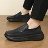 Zapatos de cuero tipo slip-on de talla extragrande transfronterizos para personas mayores, zapatos casuales de cuero de caña baja, zapatos de chef para hombre ligeros y de suela gruesa