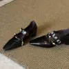 2026 Novo Moda Nicho Estilo Boêmio Sapatos Mary Jane para Mulheres com Design Oculto de Aumento de Altura, Bico Quadrado, Tira Única