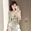 Conjunto de duas peças em estilo coreano: cardigã doce e picante com estampa de coração sobreposto a uma camisola com acabamento em renda, emagrecedor e versátil, look elegante