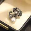 Broche de Cachorro Fofo Versátil com Strass Exquisito Versátil Retro Pérola Desgastada Animal Pet Cachorro Pinos Anti-Exposição